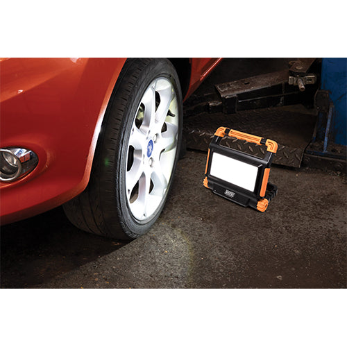 MP4060 30W (3000lm) LED Floodlight & Powerbank