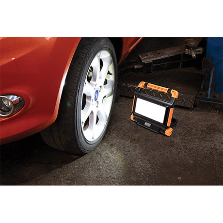 MP4060 30W (3000lm) LED Floodlight & Powerbank